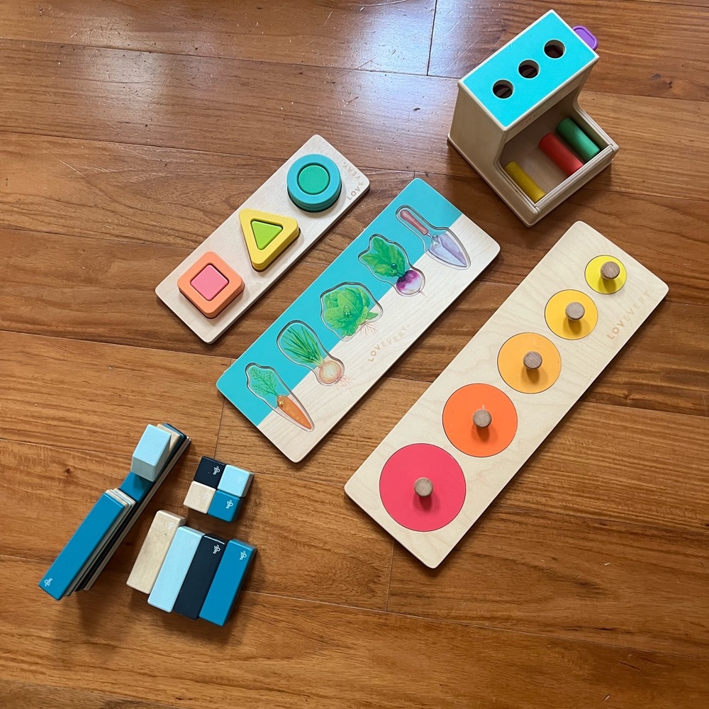Lot of Montessori toys (puzzles, slot toy, magnetic stacking blocks)